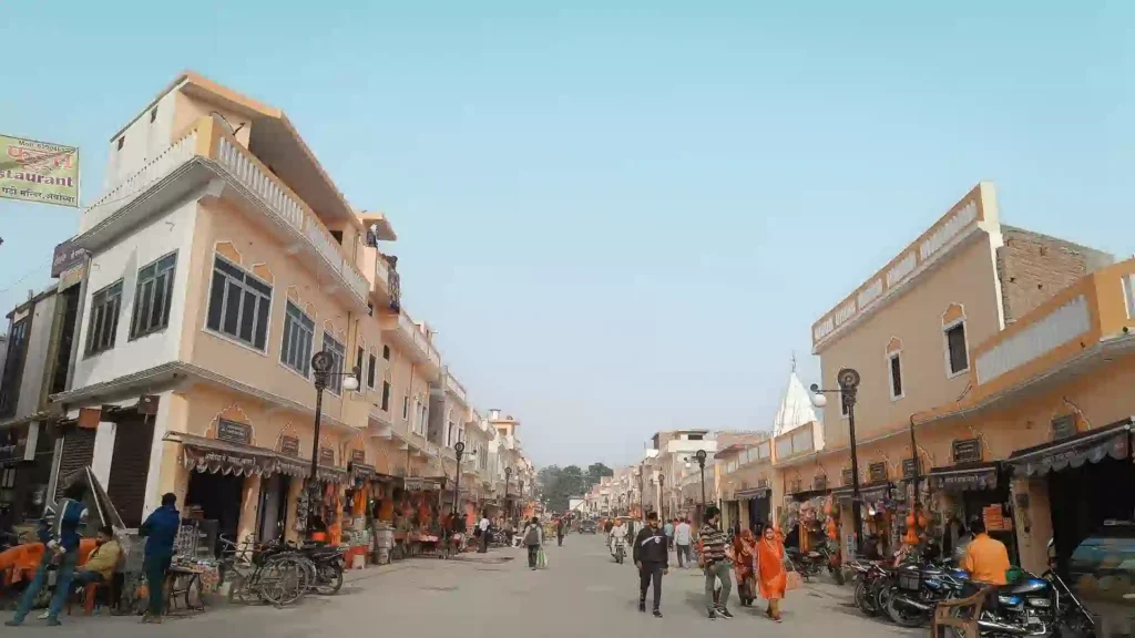 shops near ayodhya hanuman garhi